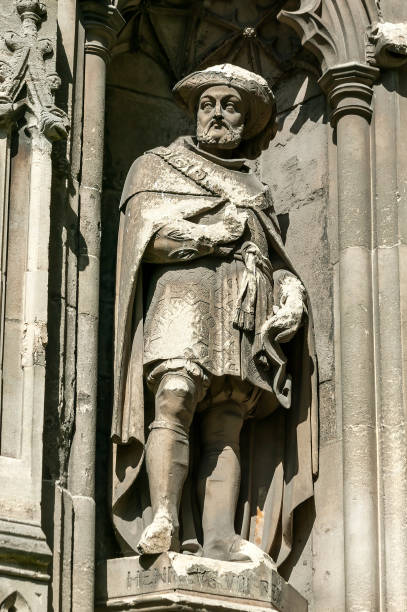 статуя генриха viii в кентерберийском соборе - henry viii tudor style king nobility стоковые фото и изображения