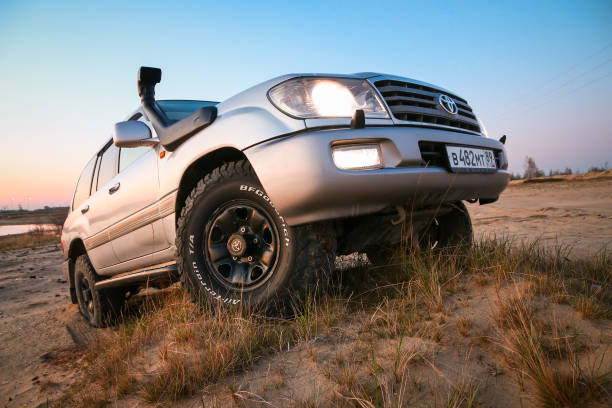 toyota land cruiser 100 - sports utility vehicle 4x4 car tire imagens e fotografias de stock