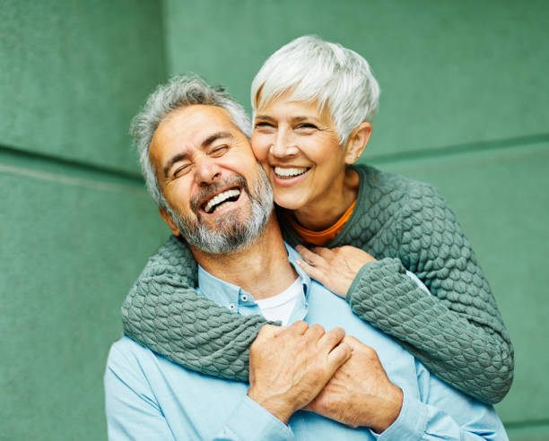 amore all'aperto all'aperto anziano coppia felice stile di vita felice sorridente divertimento divertimento attivo vitalità maturo - beautiful senior woman foto e immagini stock