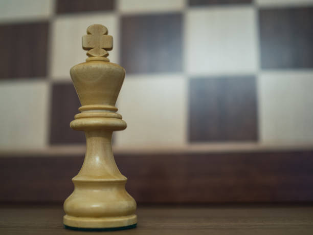 rei do xadrez com placa de fundo e espaço de cópia - chess coordination leadership strategy - fotografias e filmes do acervo