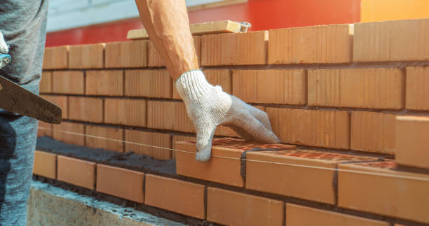 arbeiter- oder maurerhände, die ziegel aus der nähe legen. maurer arbeitet in der ziegelreihe. mauerwerk auf der baustelle - mason brick bricklayer installing stock-fotos und bilder