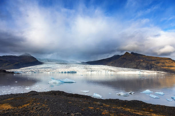 autumn colours at fjallsarlon glacier lagoon, southern iceland. part of the vatnajokull glacier, the largest ice cap in iceland. - icecap imagens e fotografias de stock