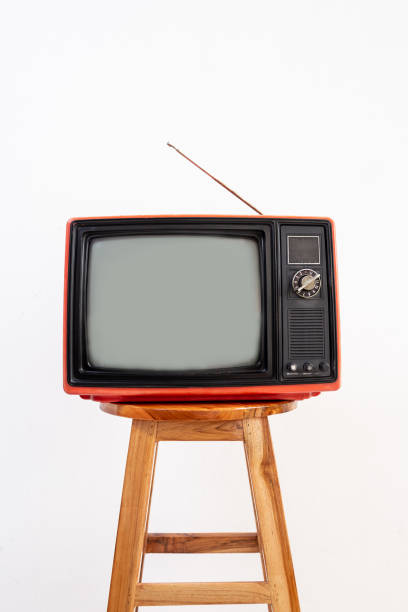 vieux récepteur de télévision rouge sur chaise en bois isolée sur fond blanc. style de technologie tv rétro et vintage - radio show industry old old fashioned photos et images de collection