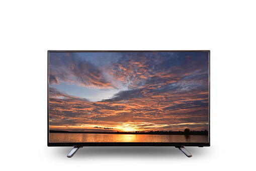 Monitor de televisión LCD aislado sobre fondo blanco, con vista de la naturaleza del atardecer, trayectoria de recorte photo