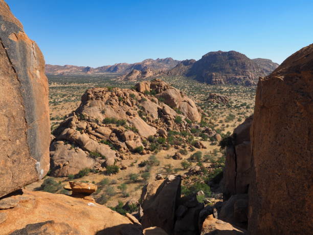 paisaje namibio con rocas de granito erosionadas - erongo fotografías e imágenes de stock