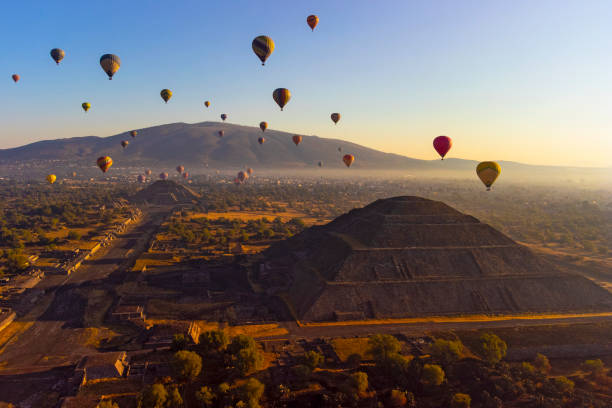 テオティワカンのピラミッドの上の熱気球の日の出 - ballooning festival ストックフォトと画像