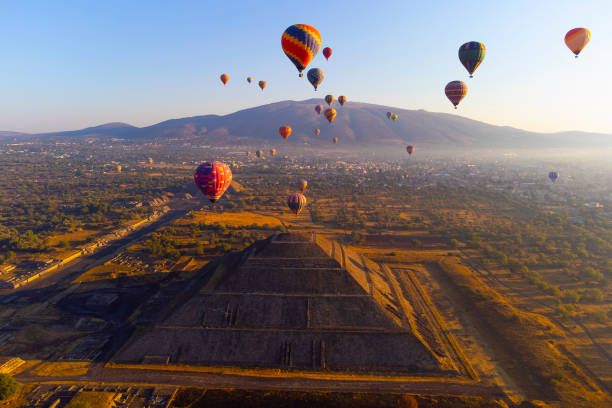 テオティワカンのピラミッドの上の熱気球の日の出 - ballooning festival ストックフォトと画像