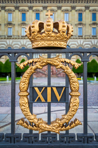 zaun des königspalastes von stockholm, schweden, stockholms slott, mit der königlichen goldenen krone, gamla stan - stadsholmen stock-fotos und bilder