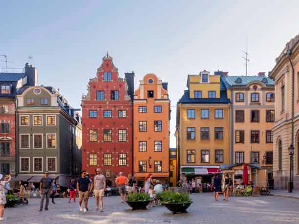 stortorget, 큰 광장, gamla stan, 구시 가지, 관광객과 지역 주민이 걸어 다니는 다채로운 오래된 건물이 있습니다. - stockholm sweden gamla stan town square 뉴스 사진 이미지