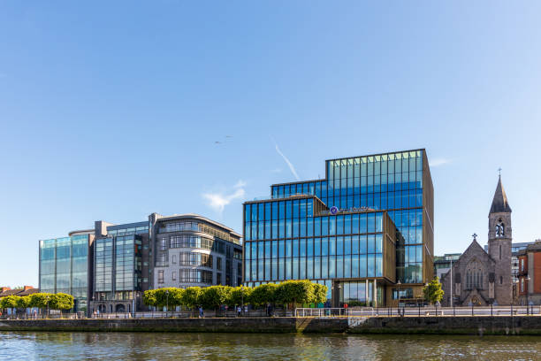 modernos docklands de dublín o silicon docks. río liffey waterfront - dublin ireland place of worship church travel destinations fotografías e imágenes de stock