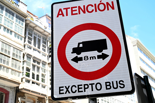 Sign indicating in Spanish prohibited access to vehicles over eight meters except for buses