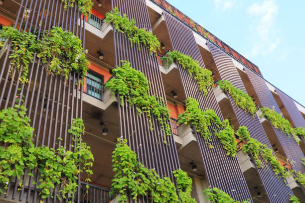 green eco building dans la ville, architecture verte. - facade architecture asia built structure photos et images de collection