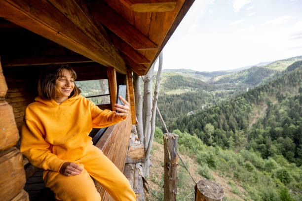 mujer disfruta de un gran paisaje de montaña - telephone cabin fotografías e imágenes de stock