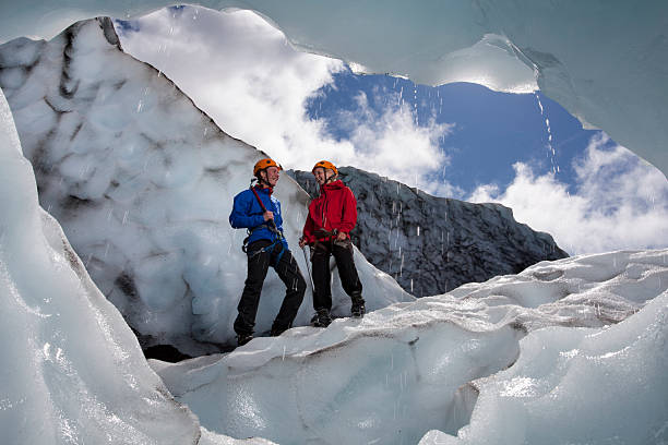 escursionisti parla al melting ghiacciaio - skaftafell glacier foto e immagini stock