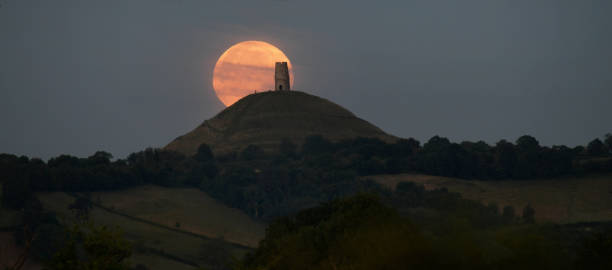 glastonbury moon - glastonbury tor imagens e fotografias de stock