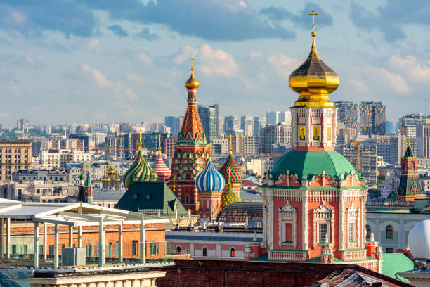 moskauer stadtbild mit mittelalterlichen türmen, russland - moskau stock-fotos und bilder