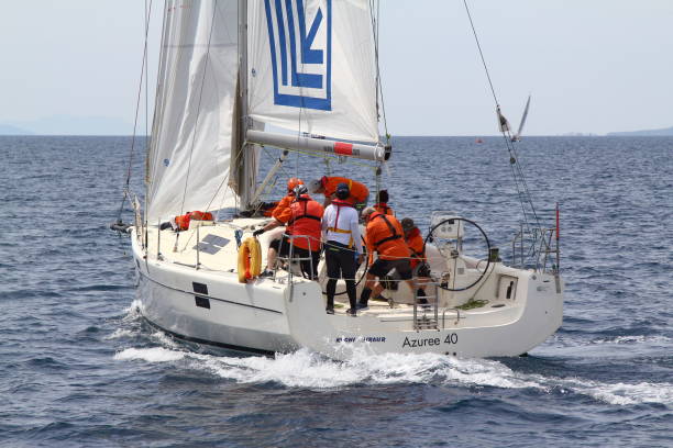 les voiliers naviguent par temps venteux dans les eaux bleues de la mer égée - sailboat storm teamwork competition photos et images de collection