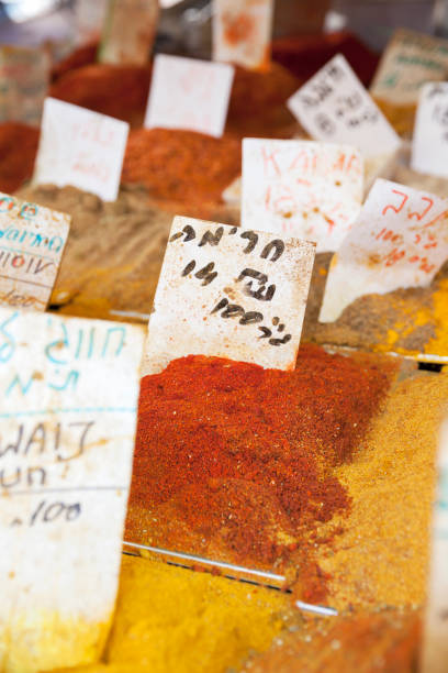 harissa, hawaij, paprika, condimento shawarma e altre spezie al carmel market - spice market israel israeli culture foto e immagini stock