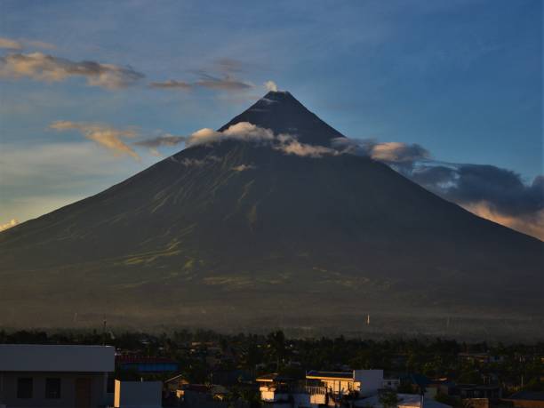 vulcano mayon - bicol foto e immagini stock