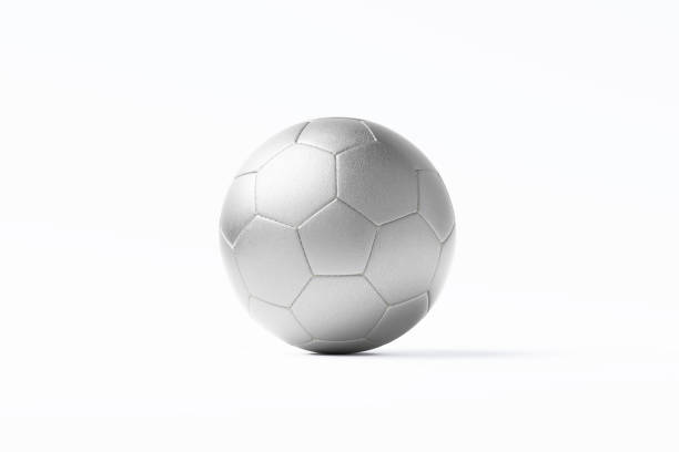 Silberfarbener Fußball auf weißem Hintergrund. Horizontale Komposition mit Kopierbereich. Beschneidungspfad ist enthalten.
