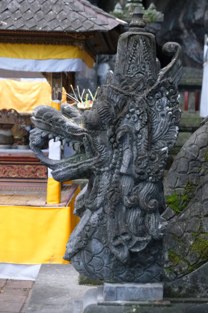 statue de dragon au temple pura goa lawah, bali, indonésie - pura goa lawah photos et images de collection