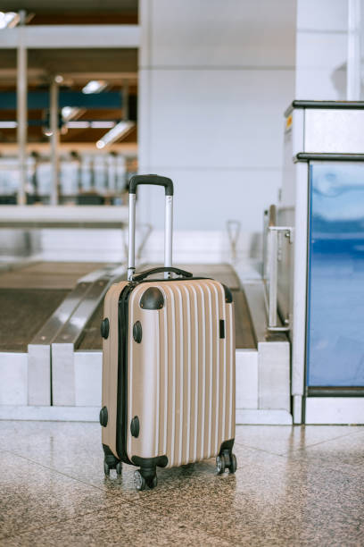 bagages au comptoir d’enregistrement - security check airport safety customs photos et images de collection