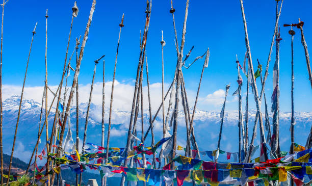 banderas de oración en la cima de la montaña - many colored prayer flags fotografías e imágenes de stock