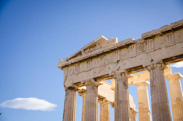 parte do templo do partenon da acrópole em atenas, grécia - antiquities acropolis athens greece greece - fotografias e filmes do acervo