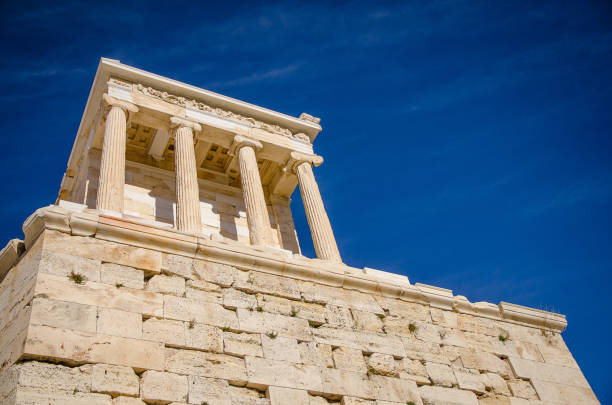 часть храма акрополя парфенон в афинах, греция - nike стоковые фото и изображения