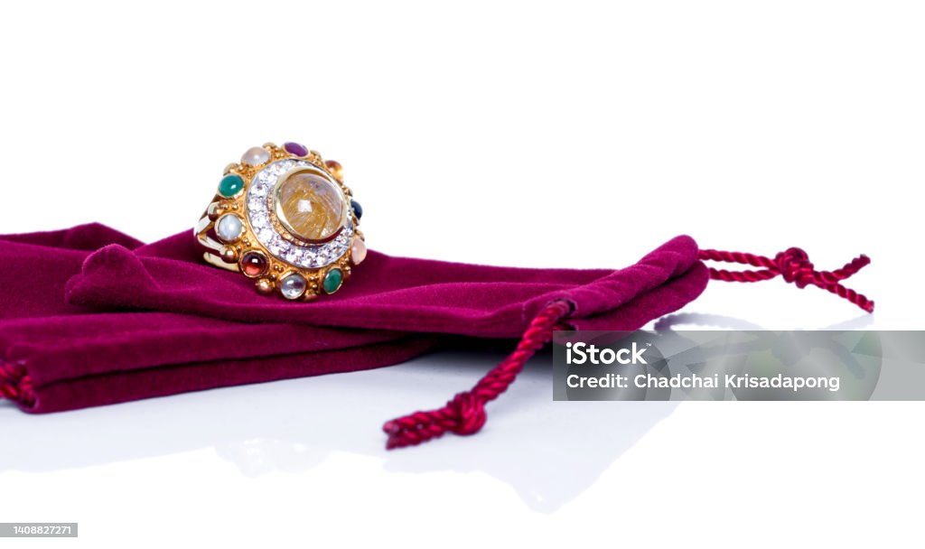 Cuarzo Rutilado Dorado y diamantes con nueve piedras preciosas anillo sobre bolsa de terciopelo rojo. Colección de accesorios de piedras preciosas naturales. Toma de estudio - Foto de stock de Joyas libre de derechos Cuarzo Rutilado Dorado y diamantes con nueve piedras preciosas anillo sobre bolsa de terciopelo rojo. Colección de accesorios de piedras preciosas naturales. Toma de estudio - Foto de stock de Joyas libre de derechos