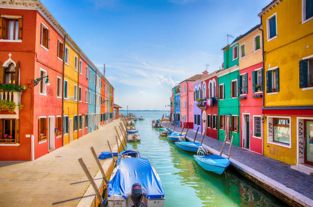 остров бурано - красочная традиционная рыбацкая деревня недалеко от венеции. италия - veneto house colors italy стоковые фото и изображения