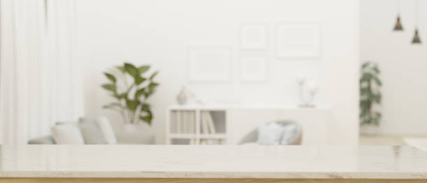 espacio de maqueta en mesa de mármol blanco moderno sobre fondo de sala de estar blanco borroso - enfoque en primer plano fotografías e imágenes de stock