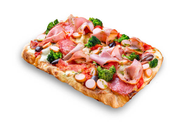 pizza z salami, szynką, kiełbaskami wiedeńskimi, kalamatą, oliwkami, brokułami, pelati, pesto. rzymska pizza prostokątna na białym tle - italian culture pastry food rome zdjęcia i obrazy z banku zdjęć