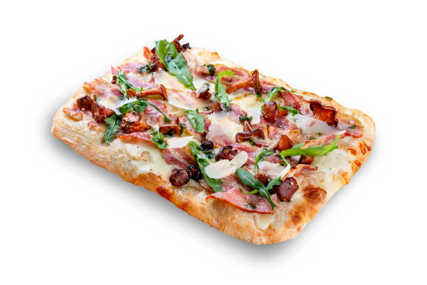 pizza carbonara z boczkiem, kurkami, rukoli, mozzarellą, parmezanem, pesto. rzymska pizza prostokątna na białym tle - italian culture pastry food rome zdjęcia i obrazy z banku zdjęć