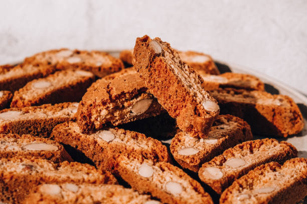 biscotti cantuccini ciasteczka herbatniki z migdałami shortbread. zdrowe odżywianie żywności. domowe świeże włoskie ciasteczka cantuccini stacks i organiczne nasiona migdałów. dieta wegańska wegetariańska - biscotti isolated cantucci almond zdjęcia i obrazy z banku zdjęć