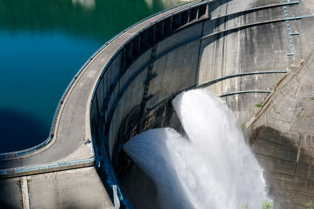 kurobe dam - hida bergketen stockfoto's en -beelden