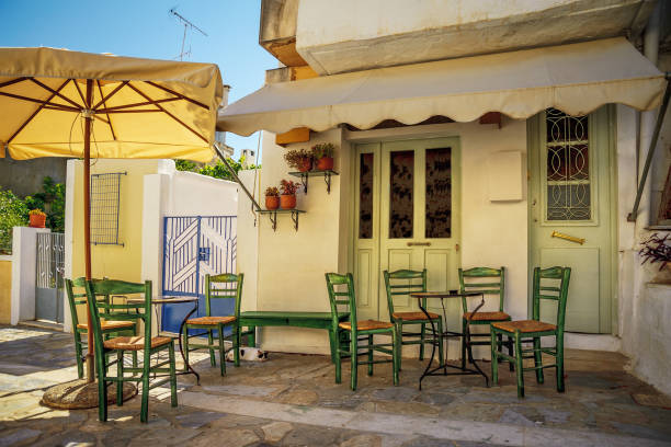 sillas en una taberna griega - greek islands table window sun fotografías e imágenes de stock