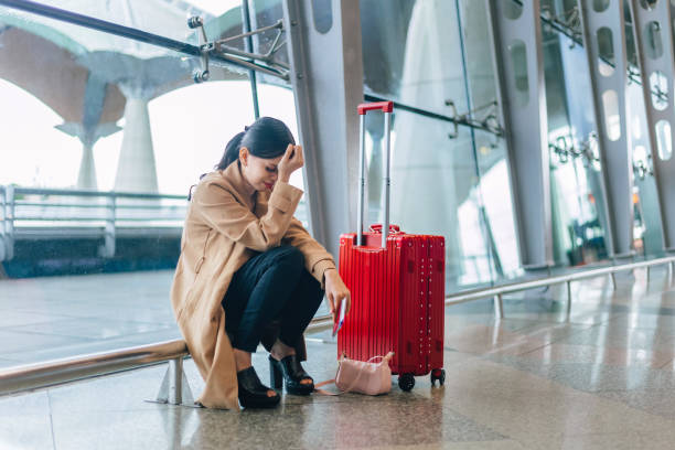 공항 교통 문제 - airport women waiting business travel 뉴스 사진 이미지
