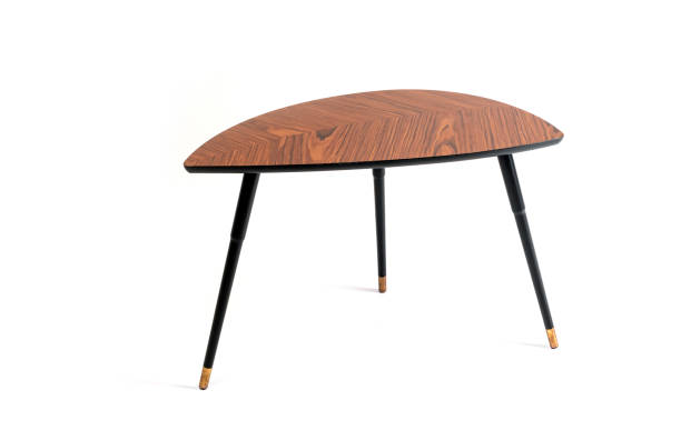 table basse brune de forme triangulaire irrégulière isolée sur fond blanc - brown table coffee table side table photos et images de collection