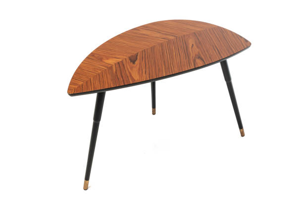 table basse brune de forme triangulaire irrégulière isolée sur fond blanc - brown table coffee table side table photos et images de collection