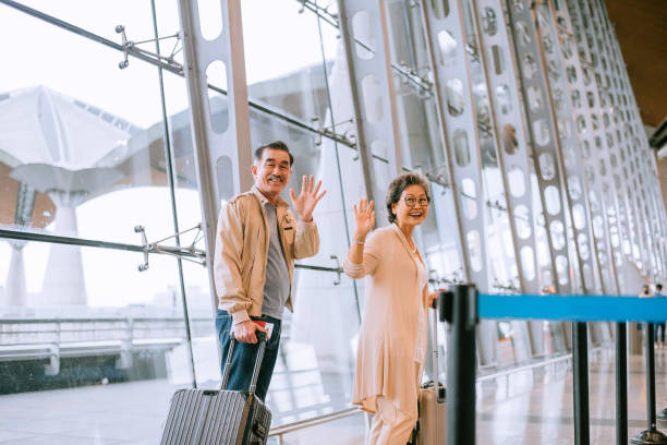 parents say goodbye at the airport. - separation airport child waving imagens e fotografias de stock