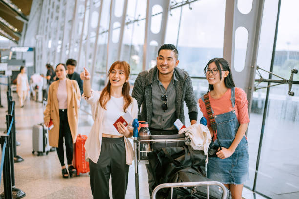 famiglia asiatica sta lasciando l'aeroporto - airport airplane travel airport lounge foto e immagini stock