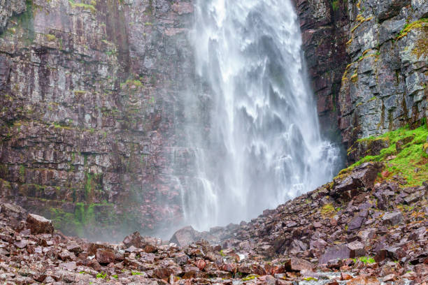 cascata con getto d'acqua su una parete rocciosa - flowing nature spray rock foto e immagini stock