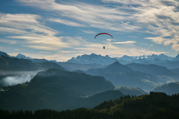 parapendio che si gode il volo sopra le alpi svizzere vicino a sattelegg in svizzera - outdoors nature paragliding autumn foto e immagini stock