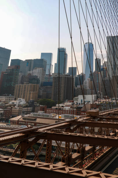 puente de brooklyn y la ciudad de nueva york al fondo. - city of sunrise sunrise time travel locations fotografías e imágenes de stock