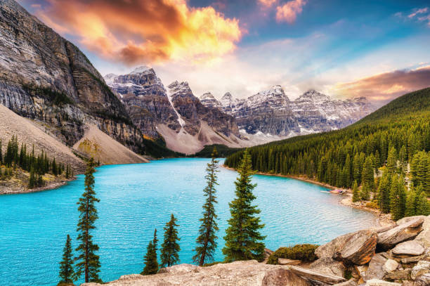 colorido lago moraine con cadena montañosa en las montañas rocosas canadienses por la mañana en el parque nacional banff - landscape canada mountain rock fotografías e imágenes de stock