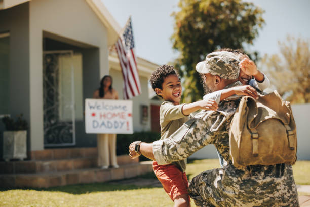 military dad reuniting with his family at home - military armed forces family veteran imagens e fotografias de stock