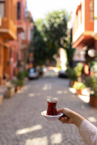 thé turc et bagel dans la rue kuzguncuk, uskudar istanbul, turquie - tea island photos et images de collection