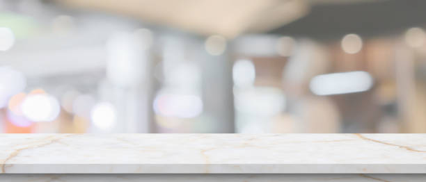 plateau de table en marbre avec cuisine floue café restaurant arrière-plan intérieur - restaurant vehicle interior luxury indoors photos et images de collection