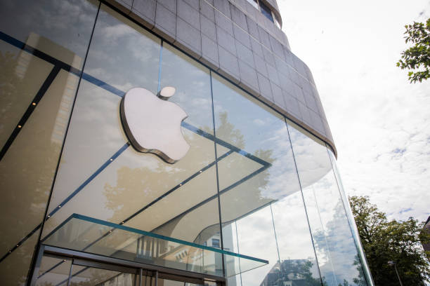 브뤼셀에있는 사과 가게 입구, 창문에 apple 로고. - iphone ipad apple computers business 뉴스 사진 이미지